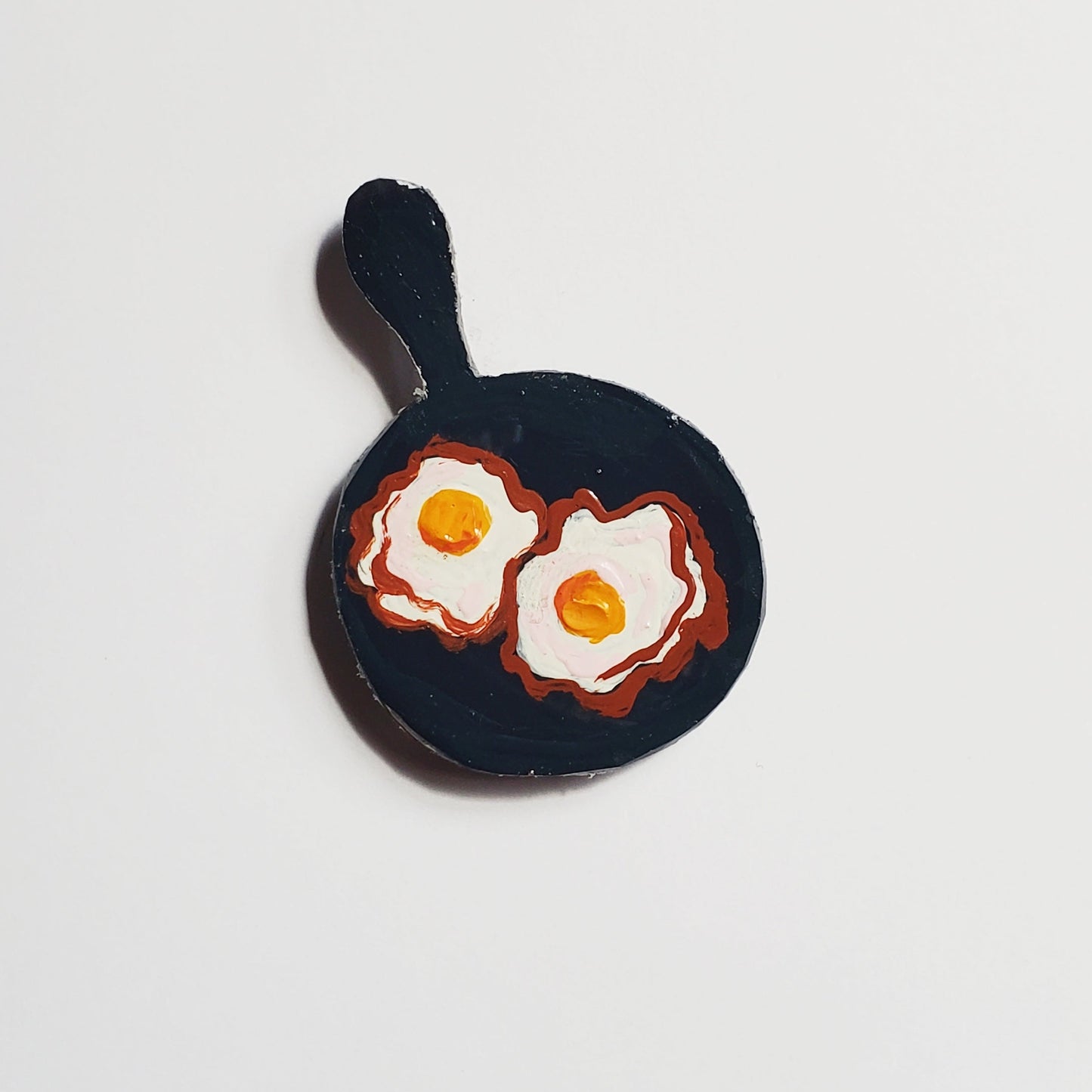 miniature frying pan with two fried eggs magnet
