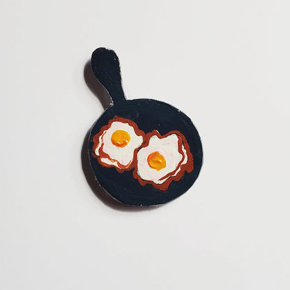 miniature frying pan with two fried eggs magnet
