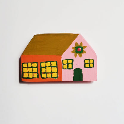 Small house-shapedmagnet with an ochre and yellow windows 